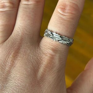 Vintage Avon Silver Tone Leaf Ring Sz 8.5